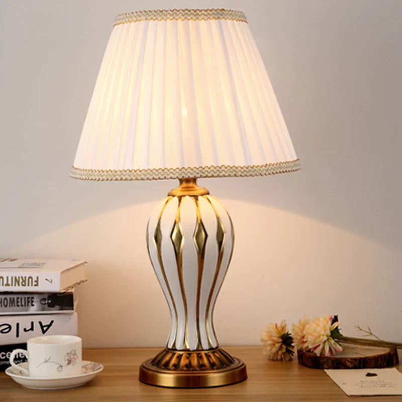 TimelessLuxe – Antieke Keramische Lamp voor Elegante Interieurs