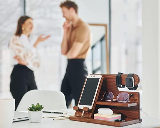 WoodDock – Stijlvolle Houten Organizer voor Apparaten