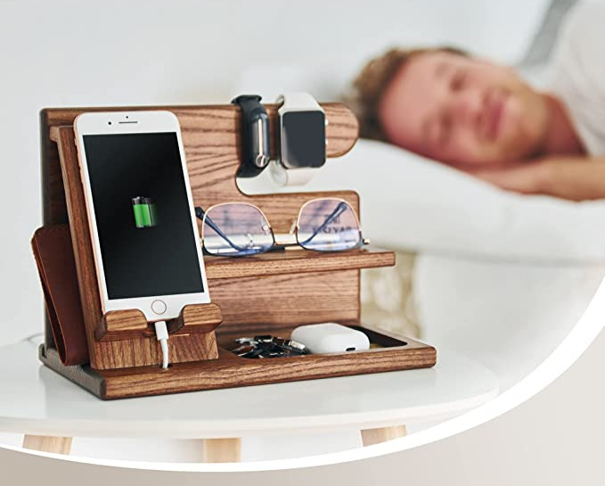 WoodDock – Stijlvolle Houten Organizer voor Apparaten