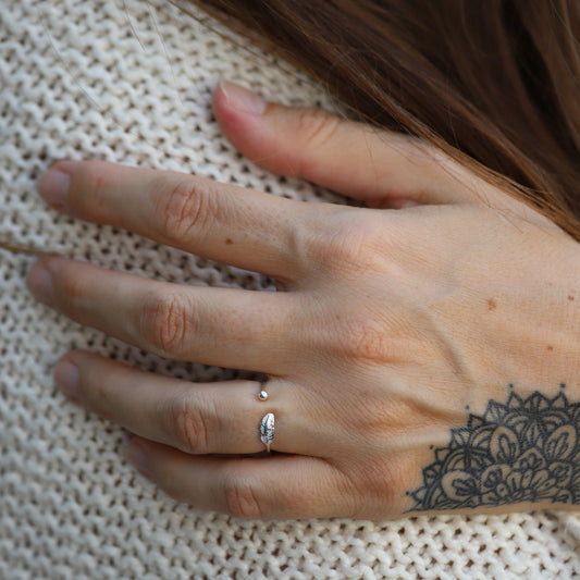 SilverPlume Ring – Elegante Zilveren Ring met Veermotief
