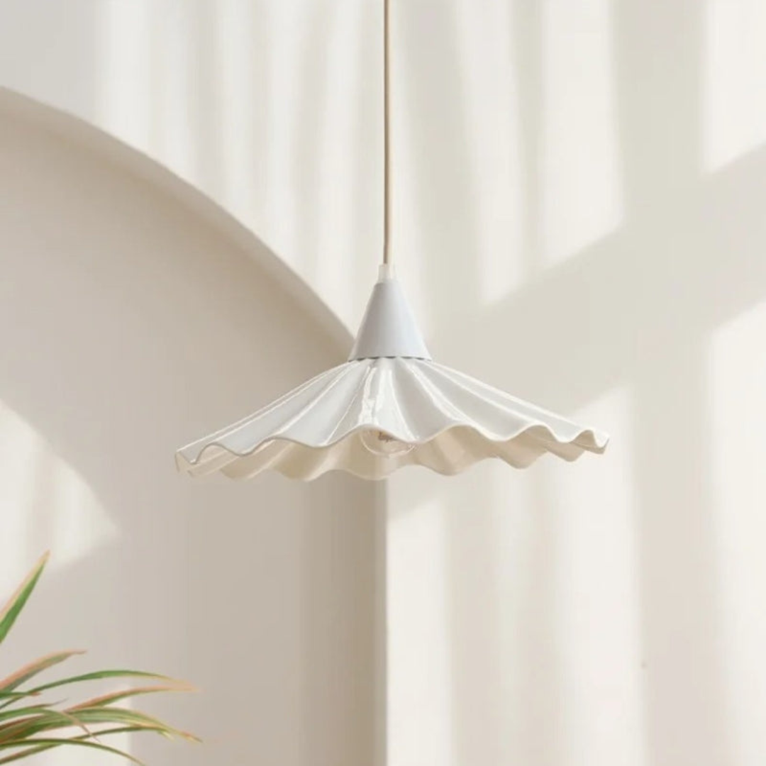 Moderne Witte Keramische Hanglamp met Unieke Ribbel Ontwerp