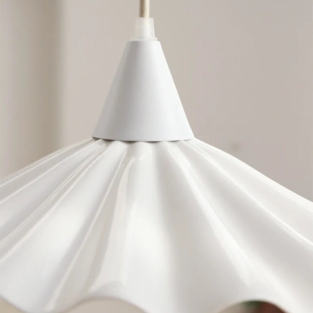 Moderne Witte Keramische Hanglamp met Unieke Ribbel Ontwerp