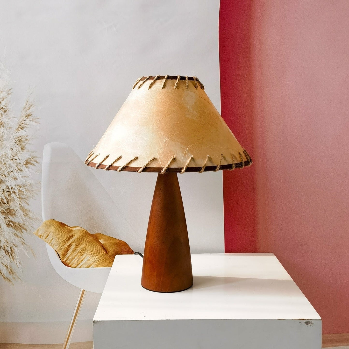 HeritageGlow Lamp – Klassieke Houten Tafellamp