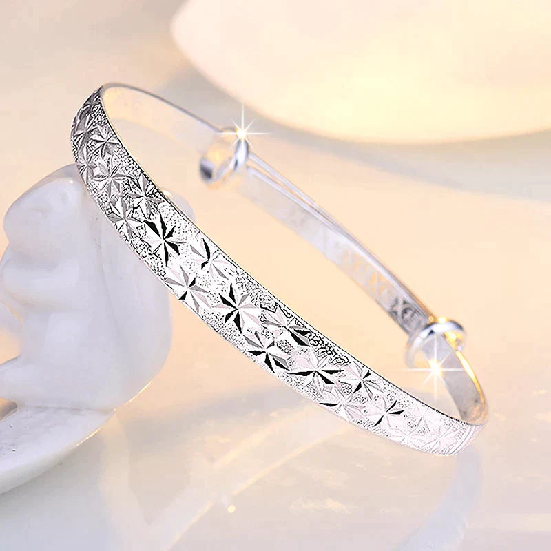 Betoverende Stervormige Zilveren Armband voor een Stralende Look