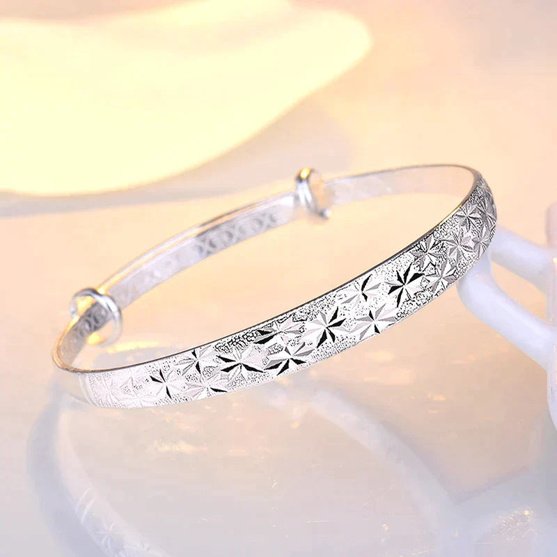 Betoverende Stervormige Zilveren Armband voor een Stralende Look