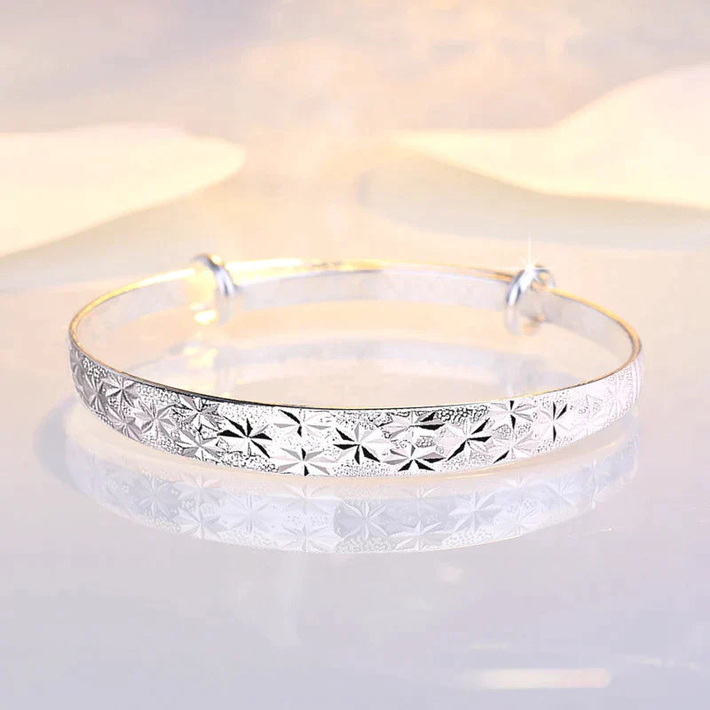 Betoverende Stervormige Zilveren Armband voor een Stralende Look