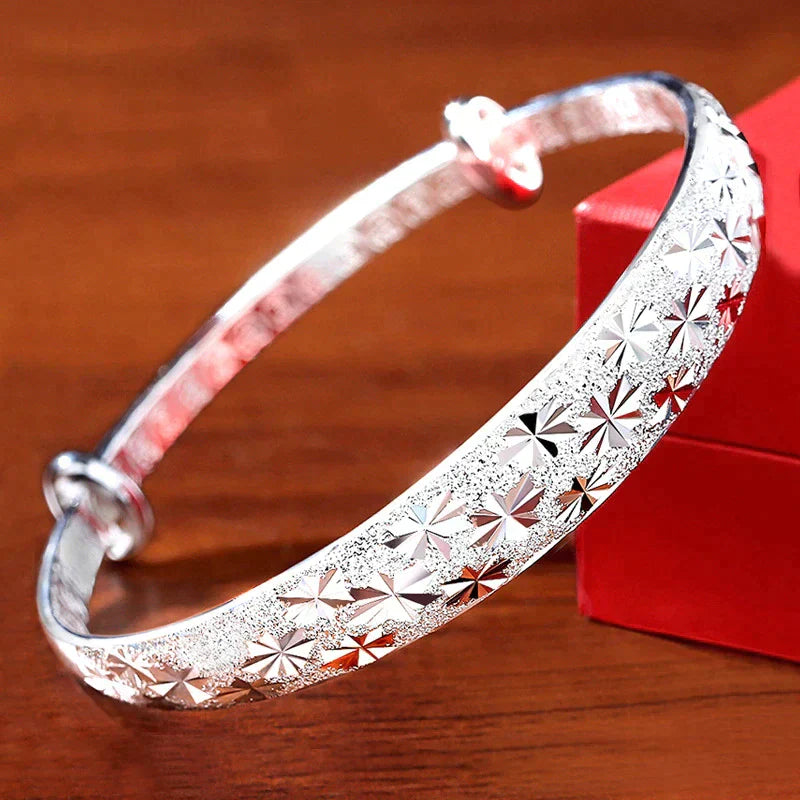 Betoverende Stervormige Zilveren Armband voor een Stralende Look
