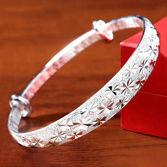 Betoverende Stervormige Zilveren Armband voor een Stralende Look