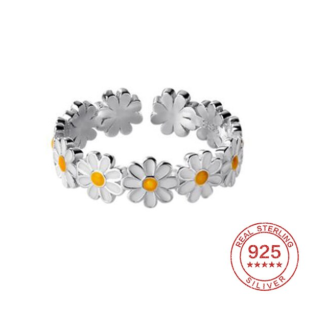 Charming & Chic Daisy Flower Ring