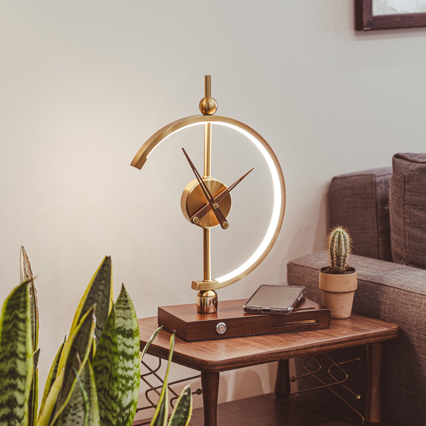Aurora Luxe Tafellamp – Gouden Design met Draadloos Opladen