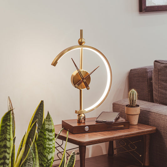 Aurora Luxe Tafellamp – Gouden Design met Draadloos Opladen