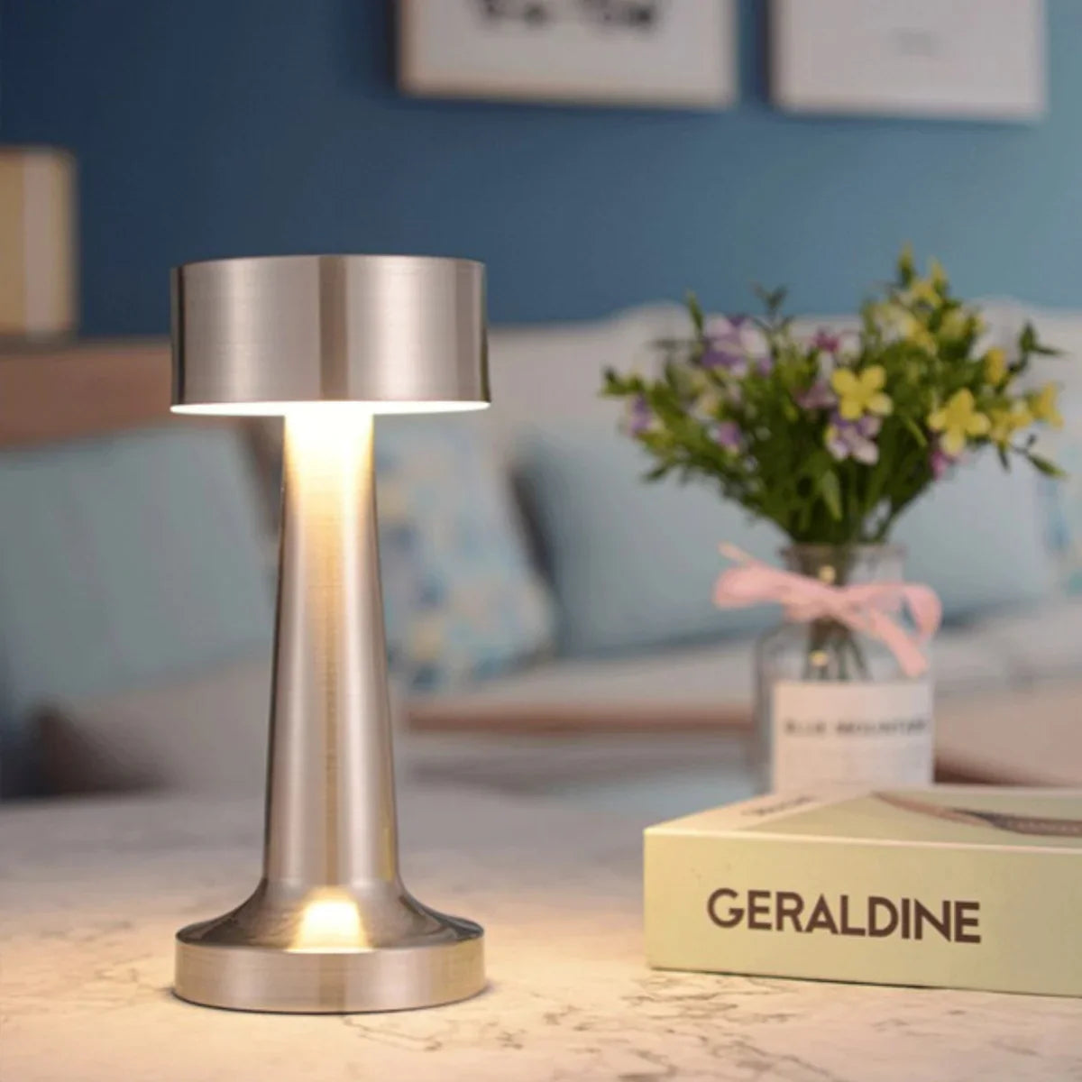 SleekGlow - Stijlvolle Moderne Tafellamp voor Interieur