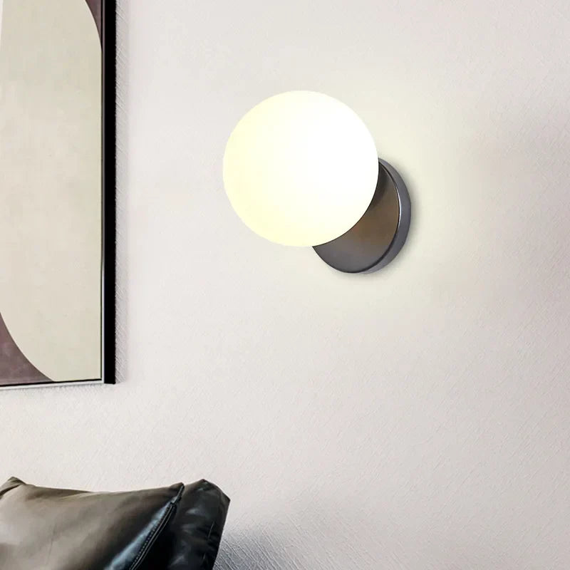 LuxeGlow - Stijlvolle Gouden Wandlamp met Glazen Bol