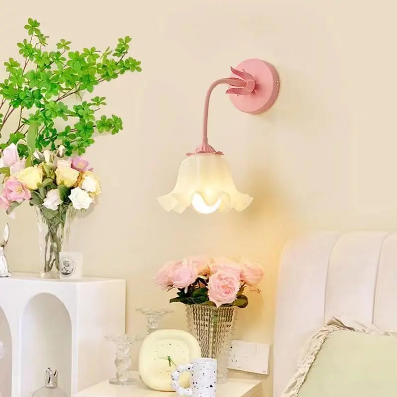 LuxePetal - Elegante Wandlamp met Bloemenpatroon voor Slaapkamer