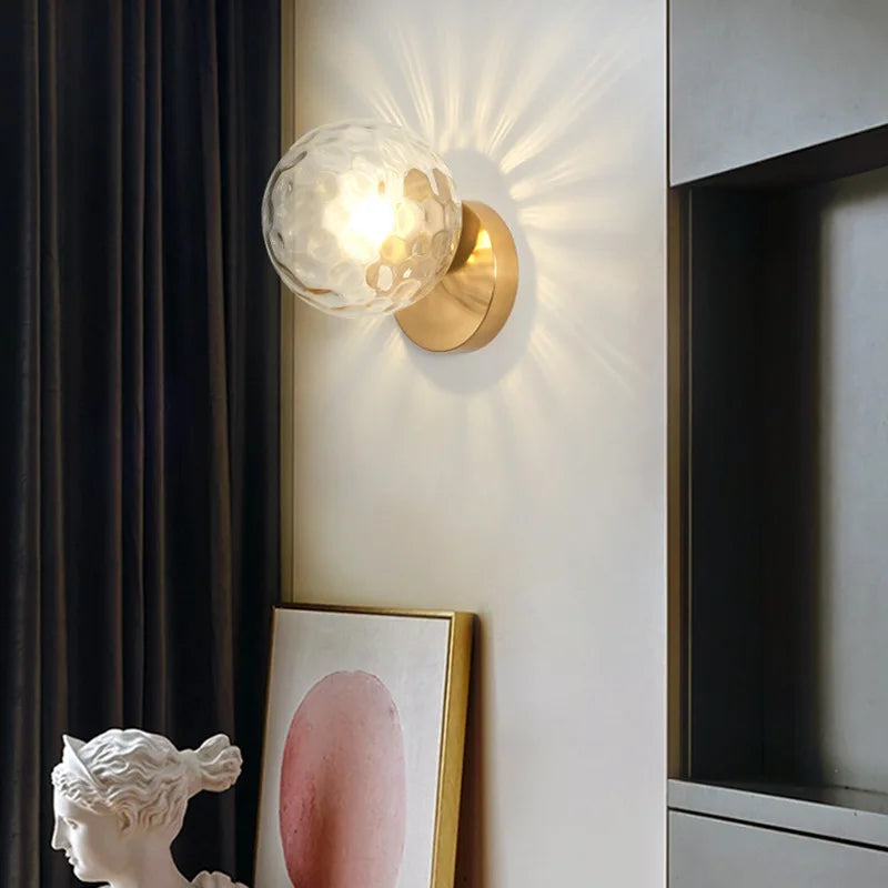 LuxeGlow - Stijlvolle Gouden Wandlamp met Glazen Bol