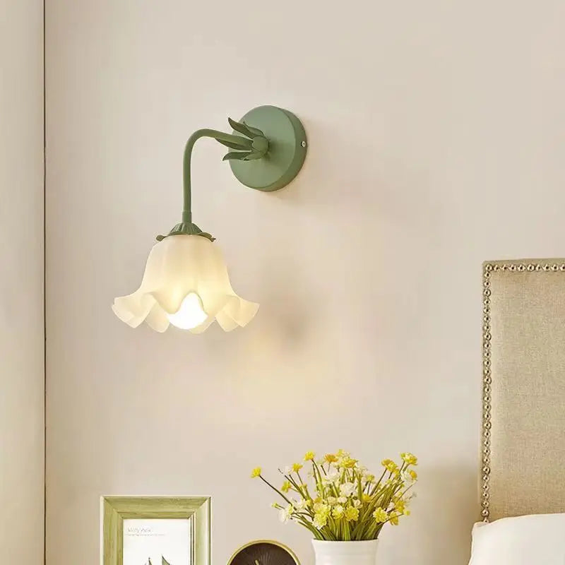 LuxePetal - Elegante Wandlamp met Bloemenpatroon voor Slaapkamer