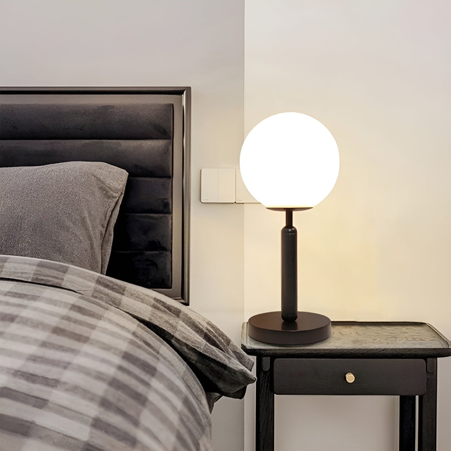 SphereShine Luxe Tafellamp van Glas & Messing – Elegantie en LED
