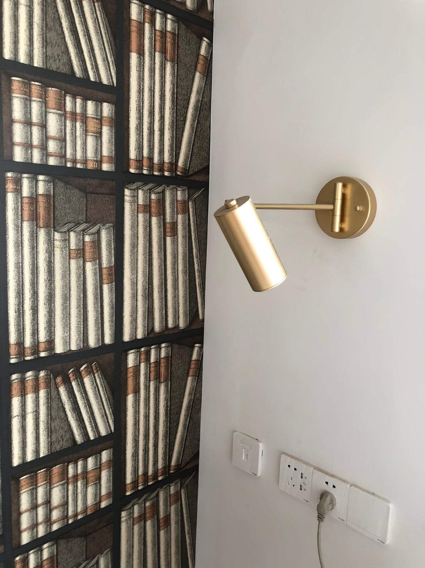 ModernGlow - Strakke Wandlamp van Metaal en Acryl