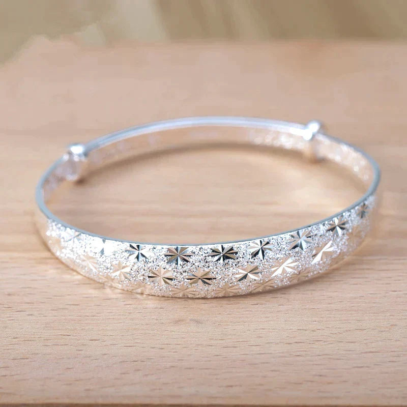 Betoverende Stervormige Zilveren Armband voor een Stralende Look