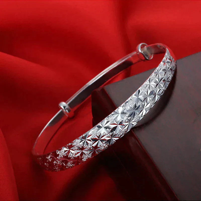 Betoverende Stervormige Zilveren Armband voor een Stralende Look