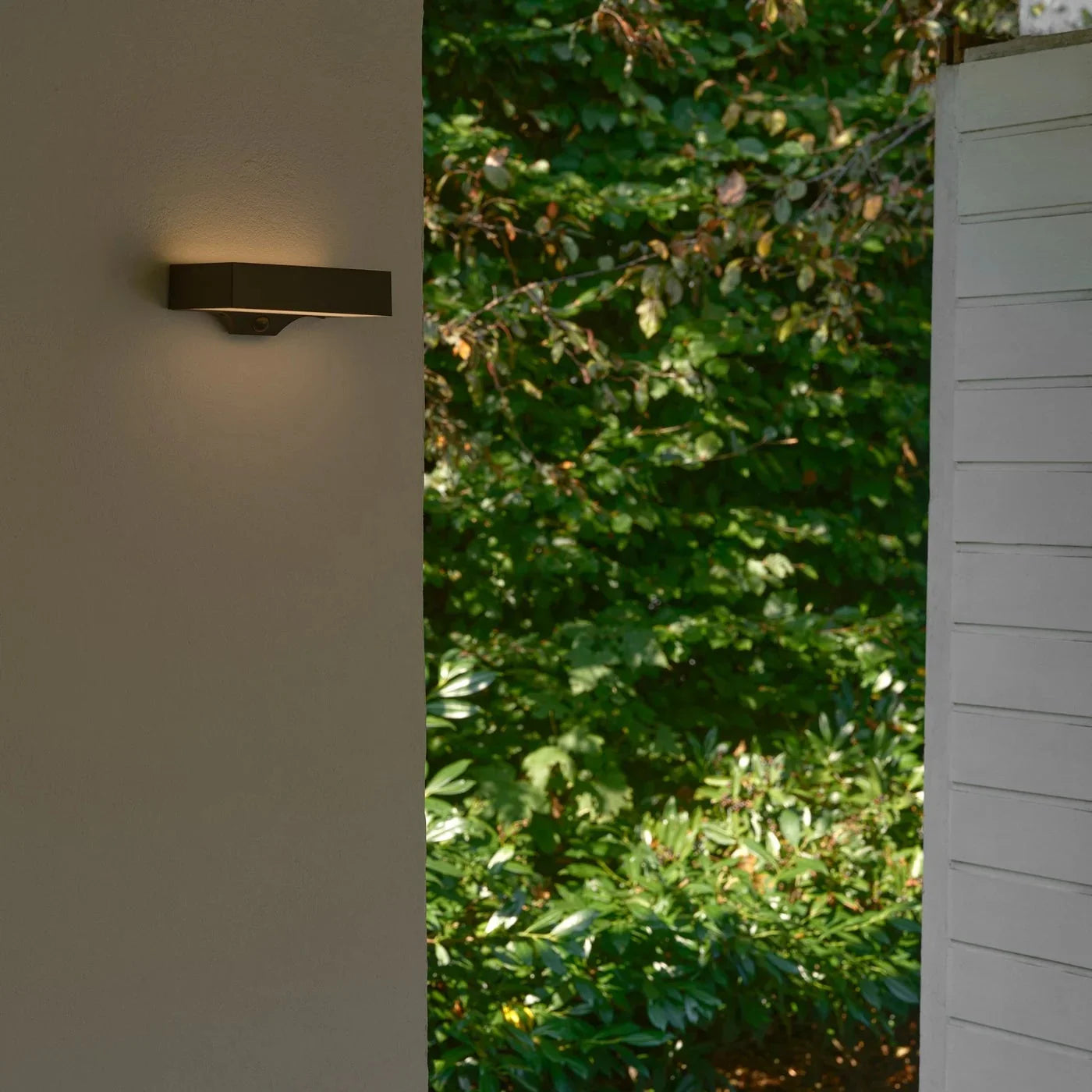 SolarGlow Outdoor Lamp – Draadloze LED Wandlamp met Sensor