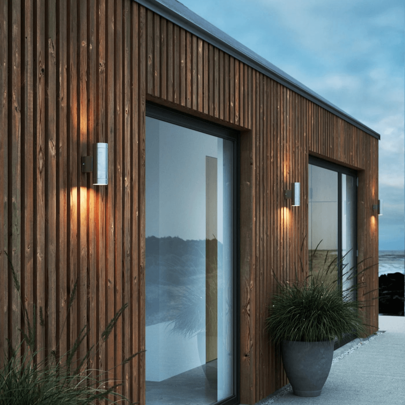 UrbanGlow Light – Strakke Zilveren Up-Down Buitenlamp