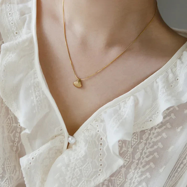 Elegante Lila Bloemenketting met Gouden Sint-Jakobsschelp