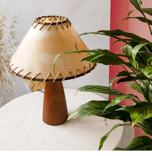 HeritageGlow Lamp – Klassieke Houten Tafellamp