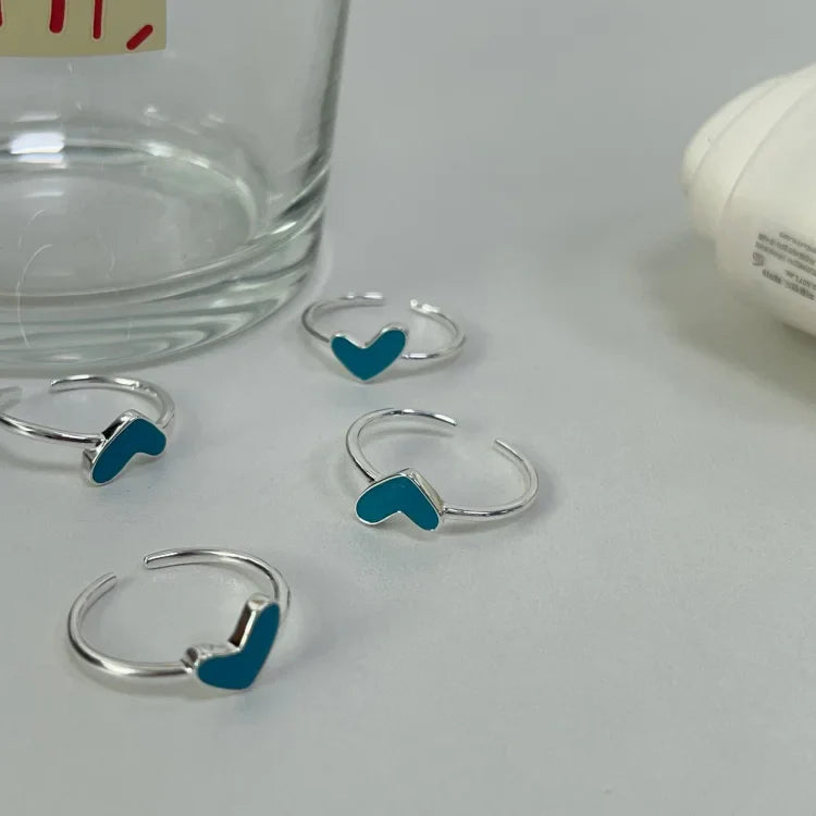 Verfijnde Zilveren Hart Ring met Betoverende Blauwe Druppel – Ameline Collectie