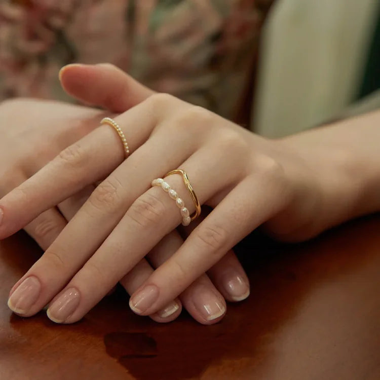 Elegante Dubbelgelaagde Gouden Ring met Stralende Zoetwaterparel - Ivy