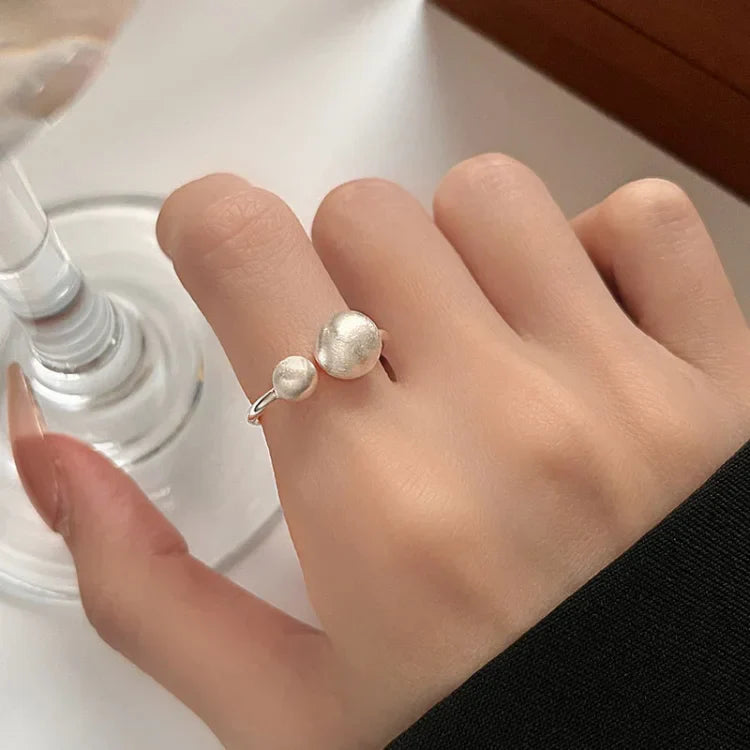 Elegante Geborstelde Zilveren Ring met Verfijnde Verbonden Parels - Elara