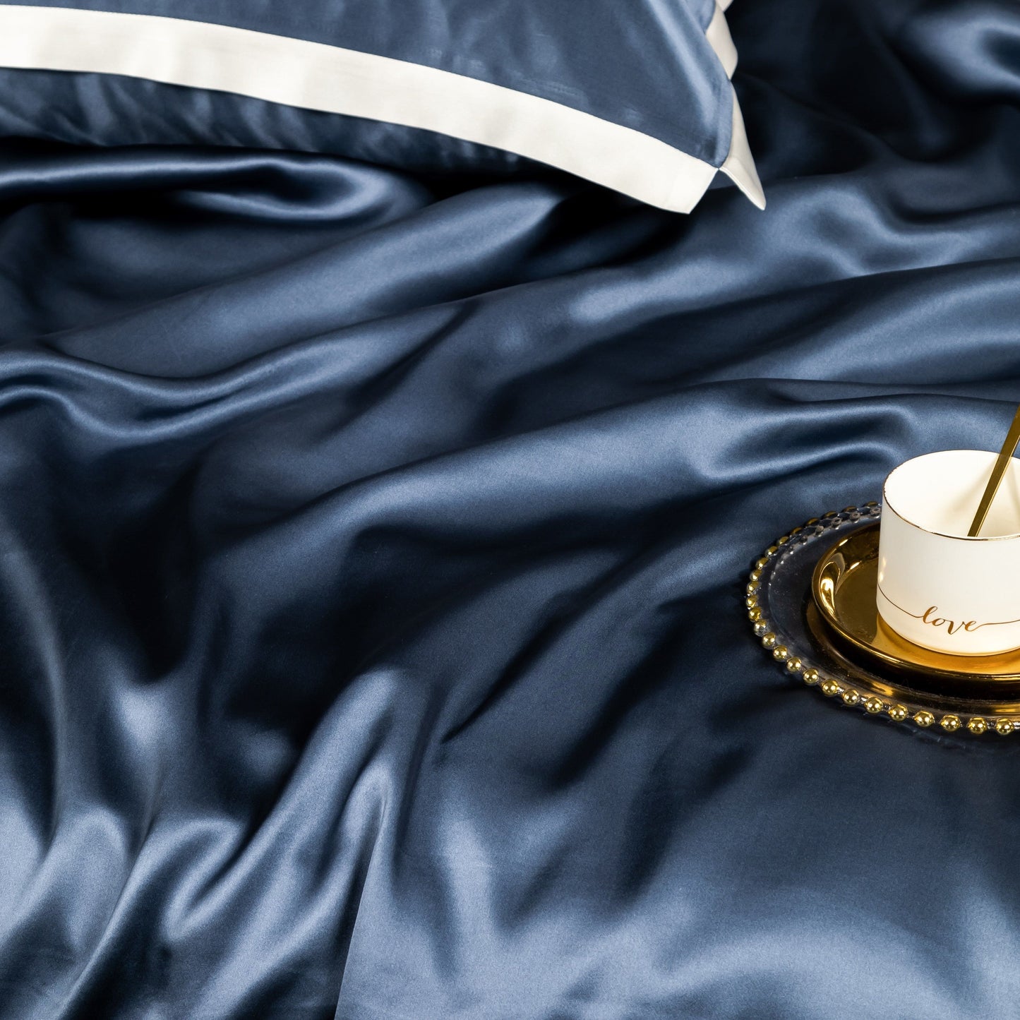 LuxLoom – Premium Moerbeizijde Beddengoed in Navy Blauw
