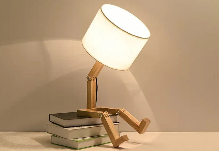 RutanFlex – Elegante Houten Tafellamp met Boekenvak