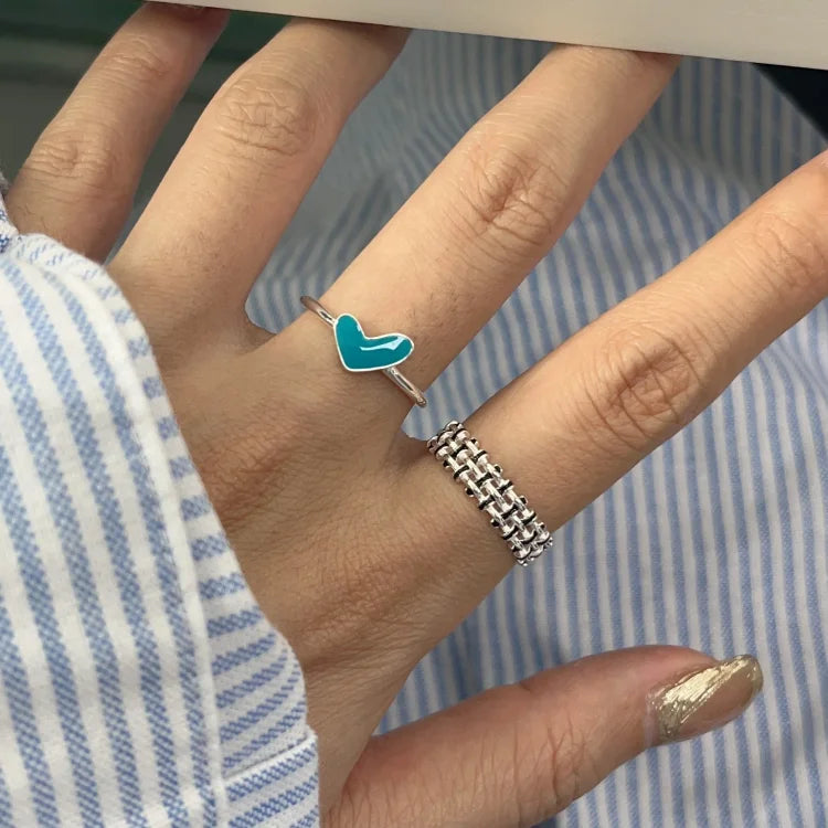 Verfijnde Zilveren Hart Ring met Betoverende Blauwe Druppel – Ameline Collectie
