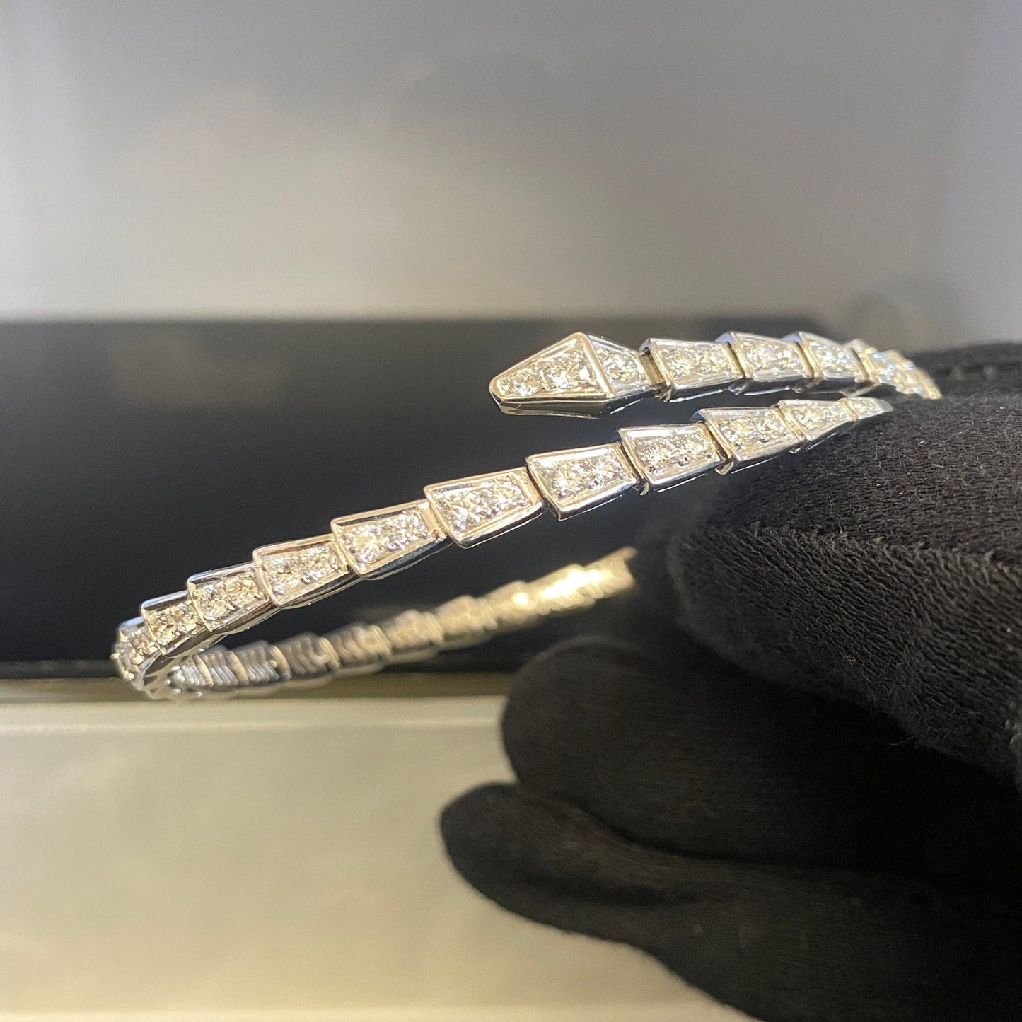 Eternity Band – Luxe Slang Armband met Glanzende Afwerking