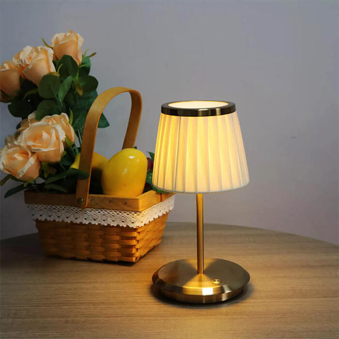 Gouden DreamDrape Tafellamp – Elegantie en Flexibiliteit