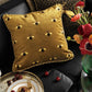 Luxe Gouden Kussenhoes met Bijenprint voor Elegante Interieurs
