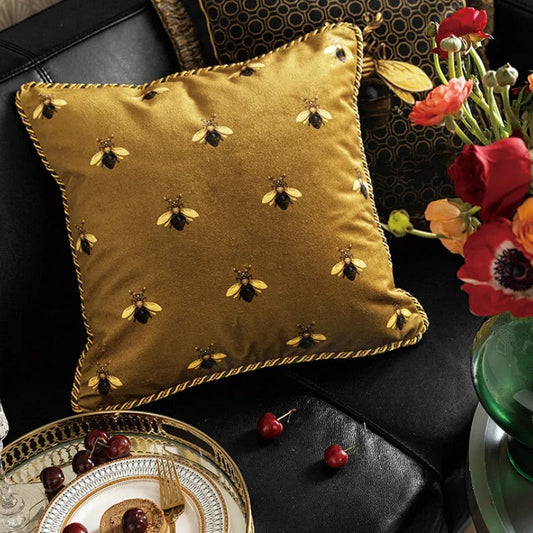 Luxe Gouden Kussenhoes met Bijenprint voor Elegante Interieurs