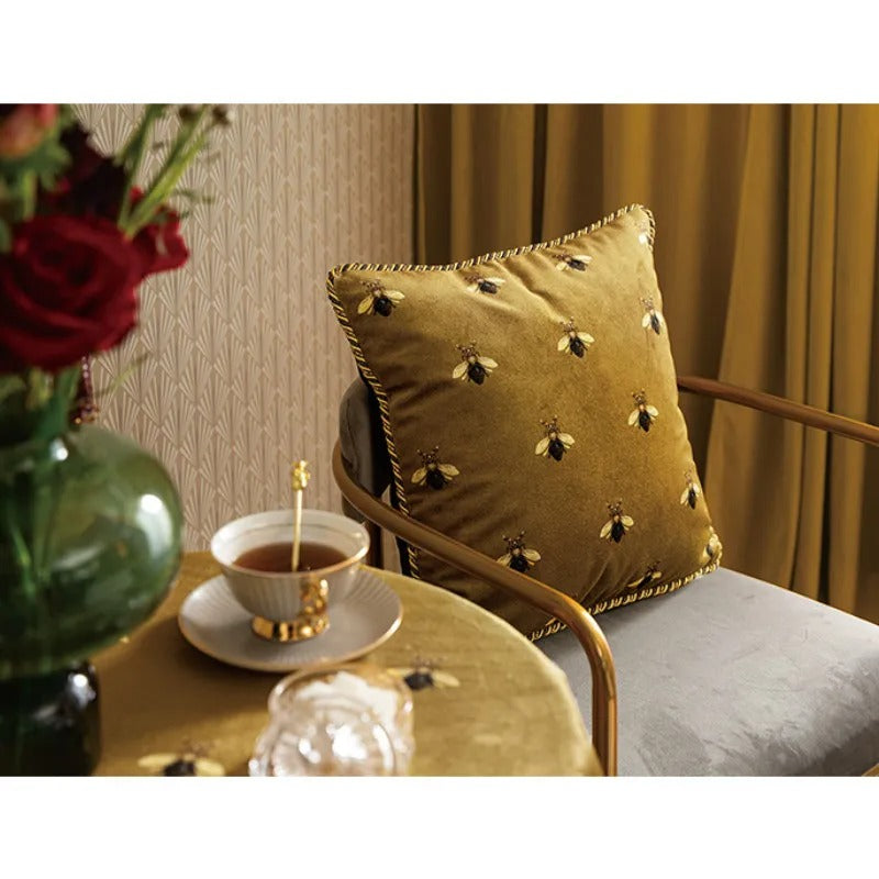 Luxe Gouden Kussenhoes met Bijenprint voor Elegante Interieurs
