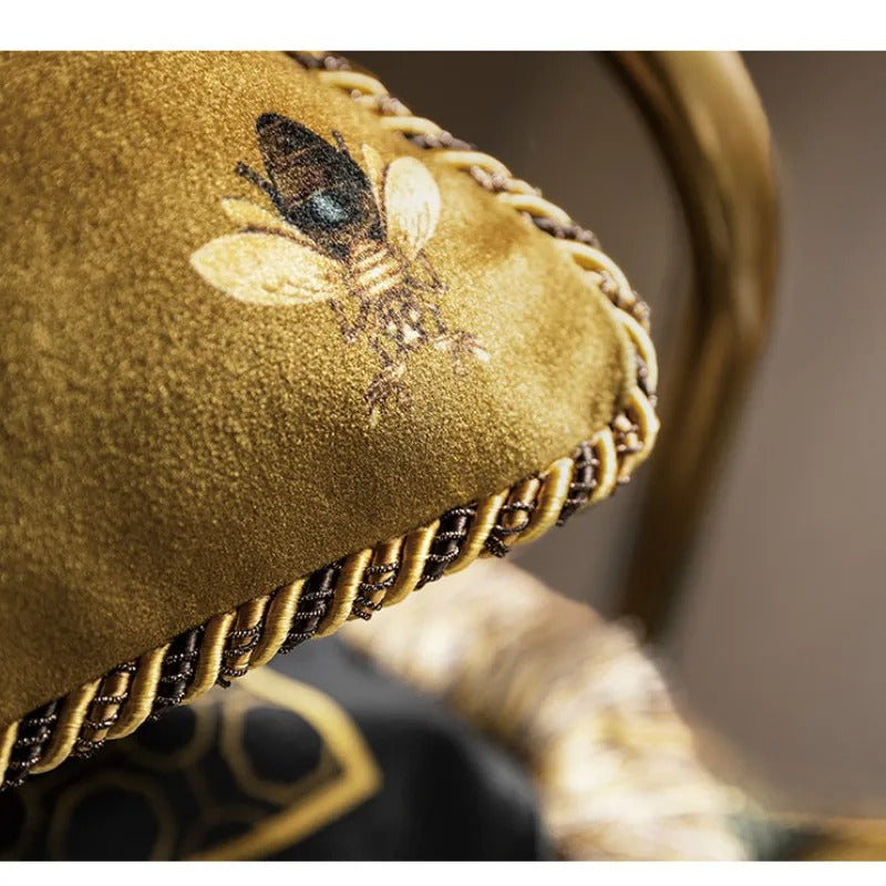 Luxe Gouden Kussenhoes met Bijenprint voor Elegante Interieurs