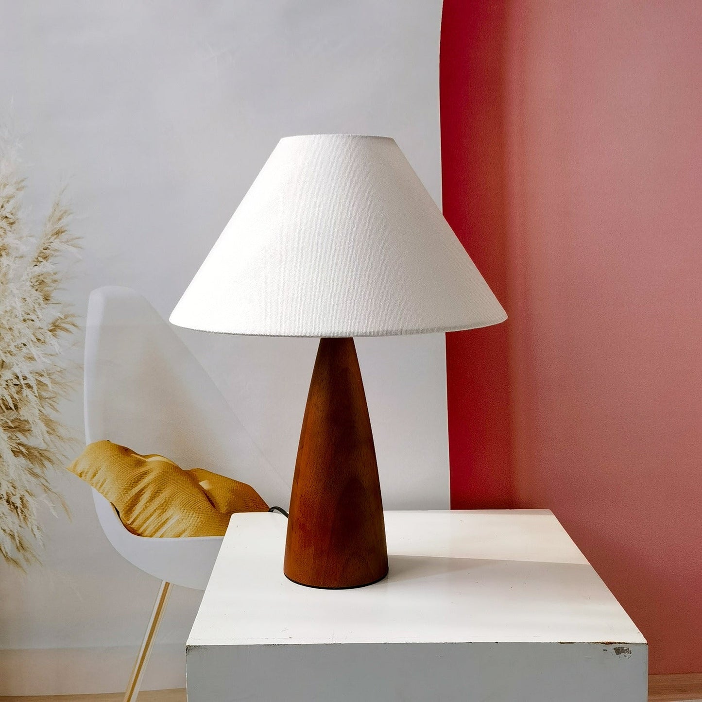 HeritageGlow Lamp – Klassieke Houten Tafellamp