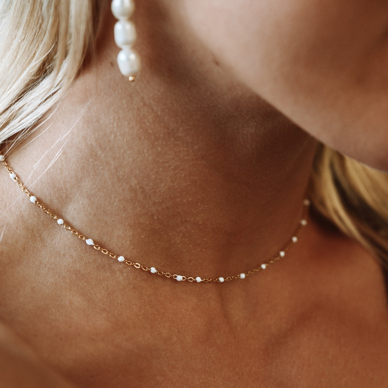 Elegante Choker met Stralende Witte Emaillekralen - Aurielle