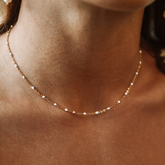 Elegante Choker met Stralende Witte Emaillekralen - Aurielle